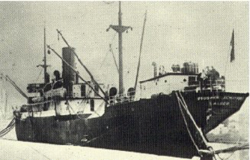 Photographie noir et blanc du Donator à quai avant un voyage
