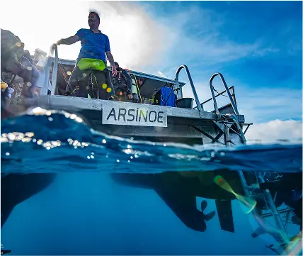Vue sur le bateau Arsinoé, bateau principal du club