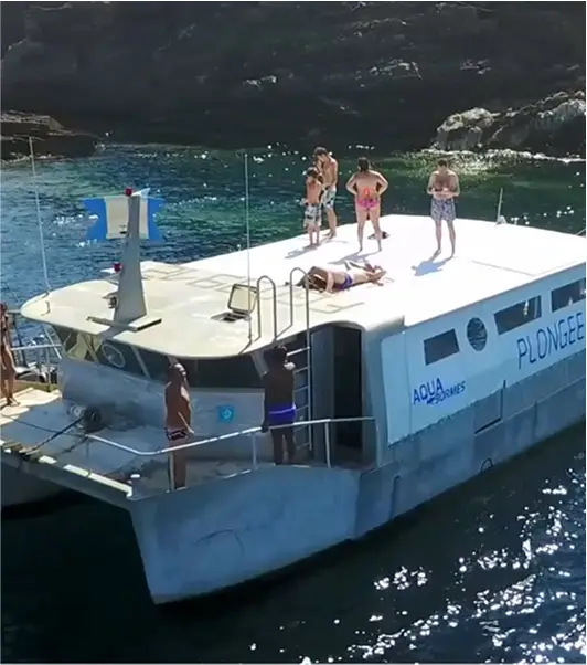 Photographie de notre bateau Arsinoé prise dans une crique par au dessus