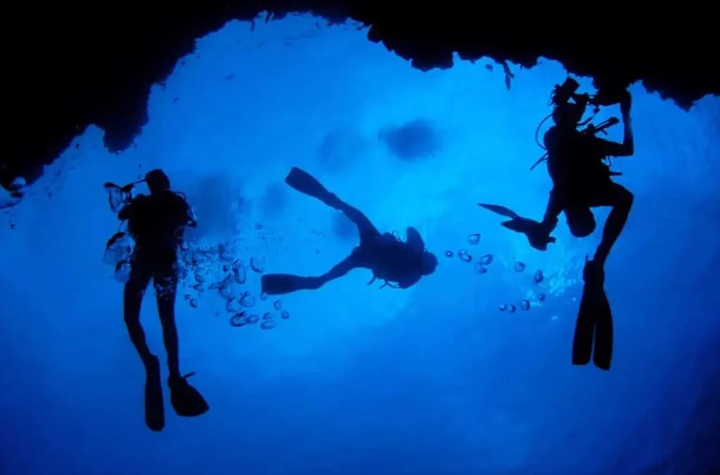 Plongée de nuit a la sortie d'une grotte