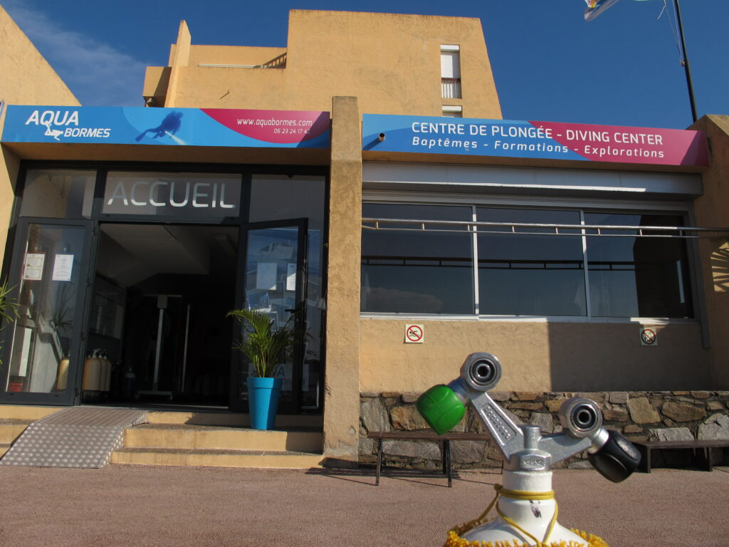 Façade du bâtiment d'accueil du centre Aquabormes