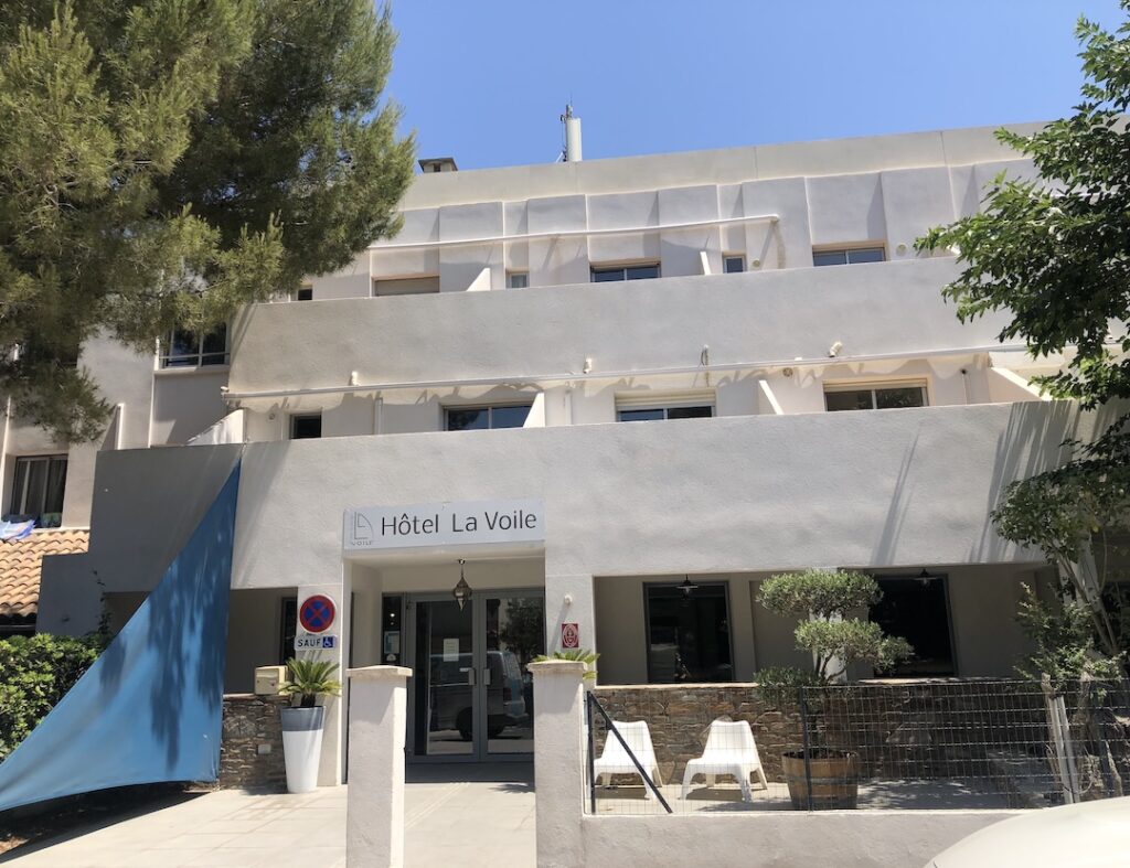 Photographie de la façade de l'hôtel La Voile